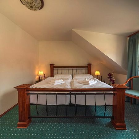 Zamecky Hotel Metternich Velka Hledsebe Εξωτερικό φωτογραφία